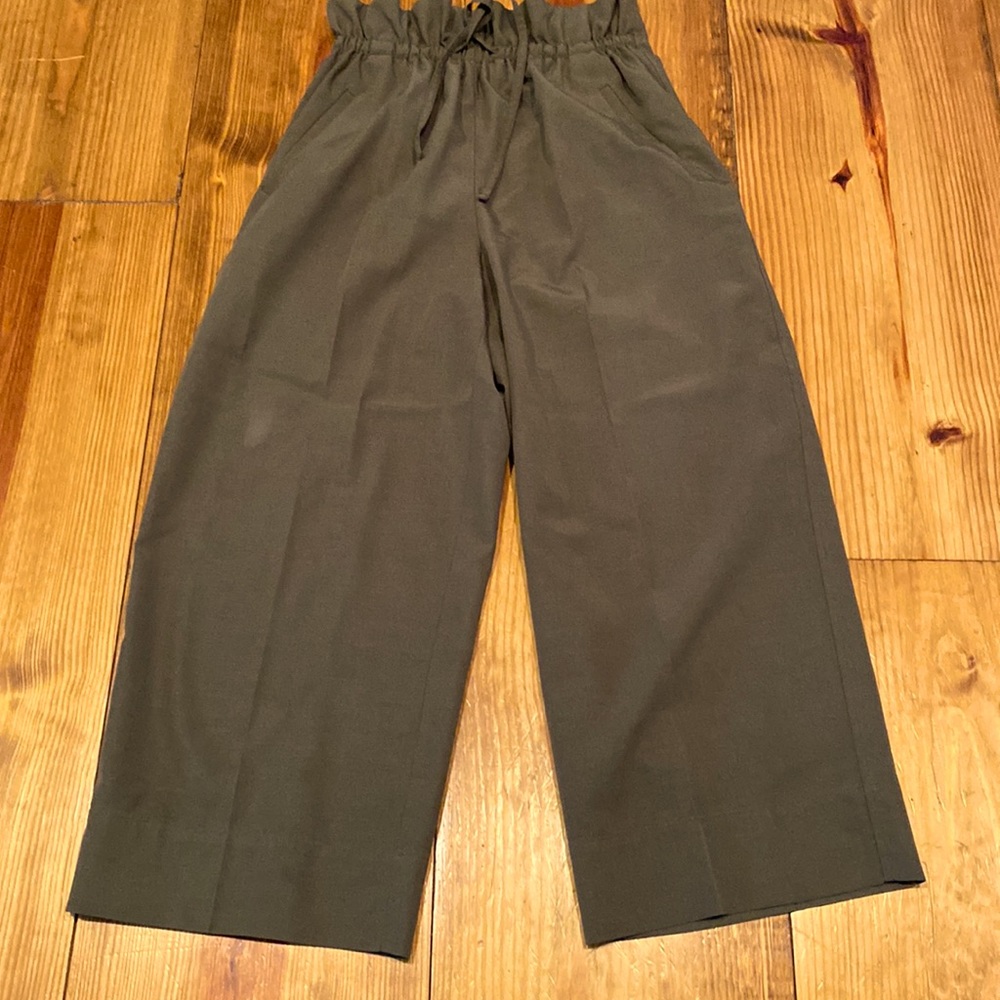Aritzia XS Babaton wide leg paper bag waist cropped ankle pants, good condition
